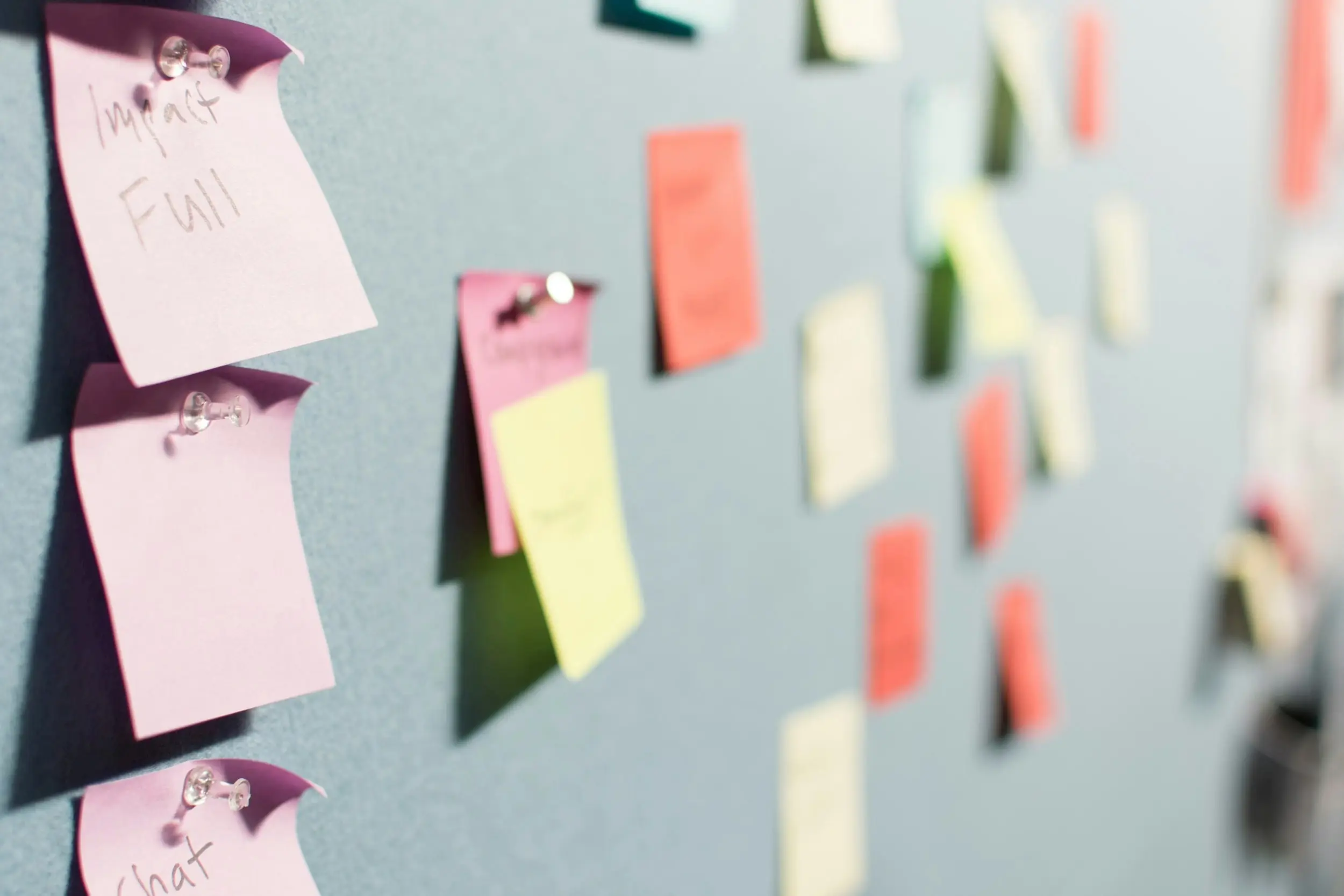 Verschiedene Notizen, die an der Wand hängen