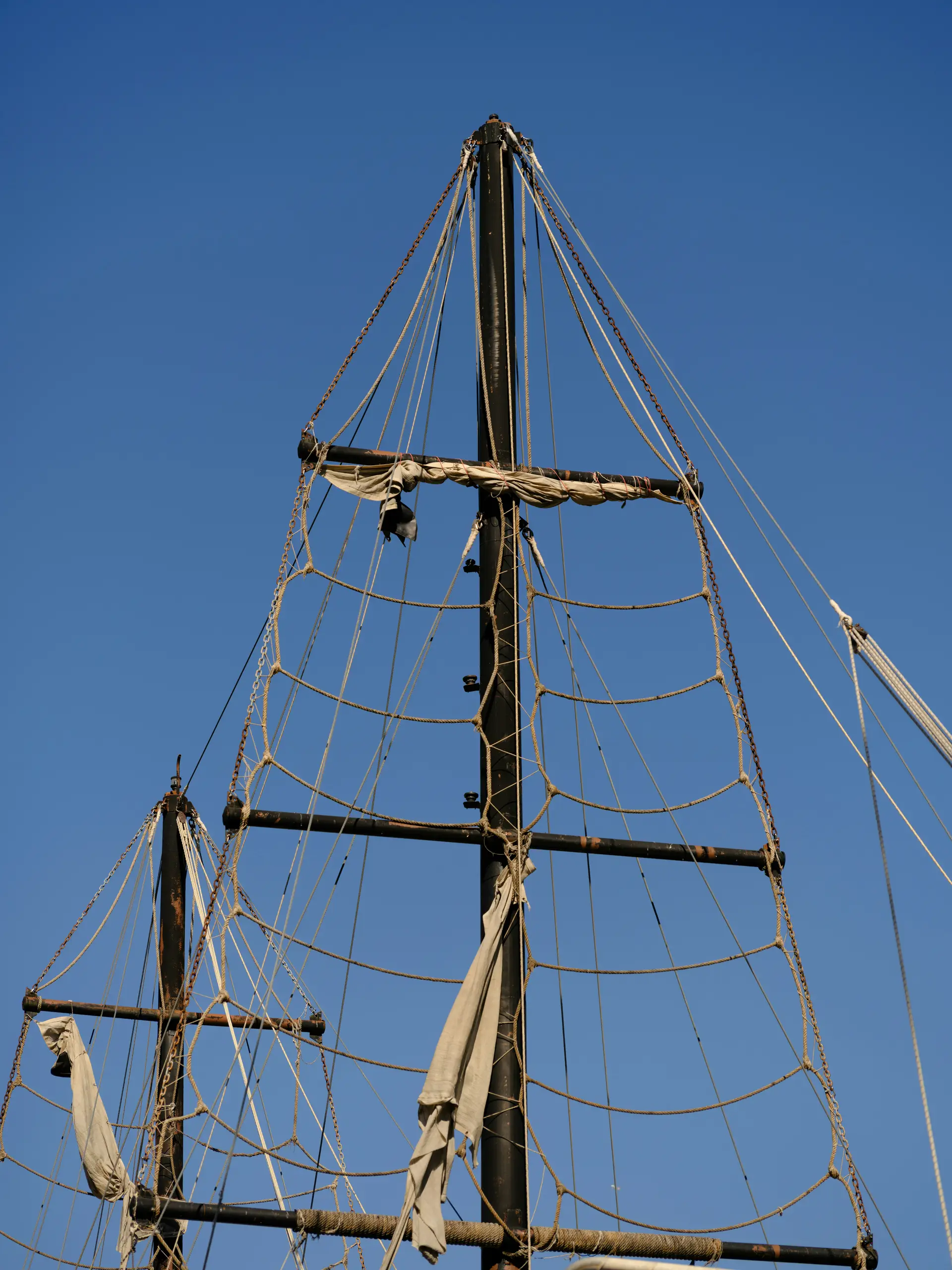 Segelschiff-Mast - Segel, Netz, blauer Himmel